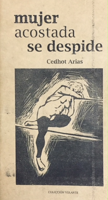 Mujer acostada se despide